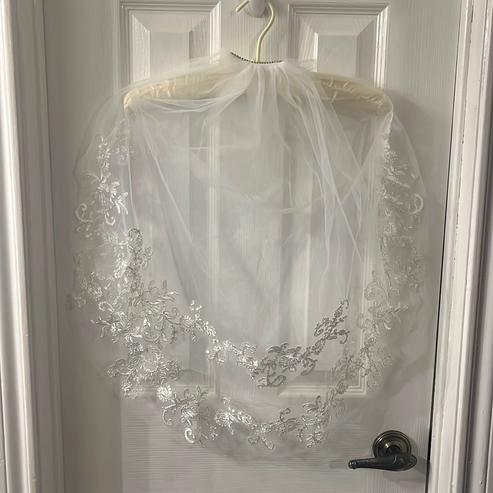 WEDDING VEIL - Picture 1 of 6